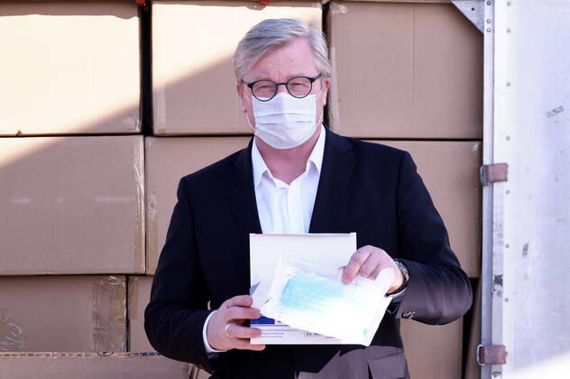 Bernd Althusmann (Niedersächsischer Minister für Wirtschaft) - Volkswagen empfängt Luftfracht mit 5 Million Schutzmasken und medizinische Hilfsmaterialien aus China auf dem Hannover Airport. Hannover, 26.04.2020