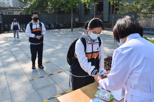 (200427) -- BEIJING, April 27, 2020 -- Students queue up while keeping distance to have body temperature checked at Beijing No. 161 High School in Beijing, capital of China, April 27, 2020. Senior high schools in Beijing on Monday restarted classes for seniors, who will take the national college entrance exam on July 7-10. ) CHINA-BEIJING-STUDENTS-BACK TO SCHOOL (CN) PengxZiyang 
