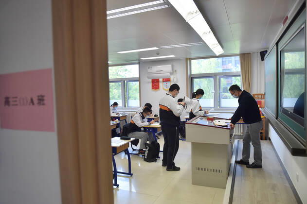 (200427) -- BEIJING, April 27, 2020 -- Students from one class are separated into two different classrooms at Beijing No. 161 High School in Beijing, capital of China, April 27, 2020. Senior high schools in Beijing on Monday restarted classes for seniors, who will take the national college entrance exam on July 7-10. ) CHINA-BEIJING-STUDENTS-BACK TO SCHOOL (CN) PengxZiyang 
