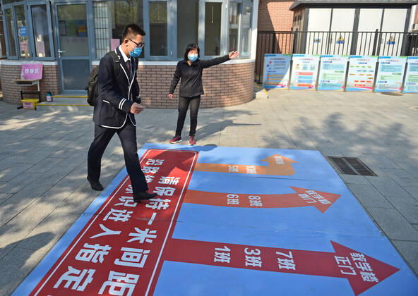 (200427) -- BEIJING, April 27, 2020 -- A student follows marks on the ground to head for his classroom at Guangqumen Middle School in Beijing, capital of China, April 27, 2020. Senior high schools in Beijing on Monday restarted classes for seniors, who will take the national college entrance exam on July 7-10. ) CHINA-BEIJING-STUDENTS-BACK TO SCHOOL (CN) ChenxZhonghao 