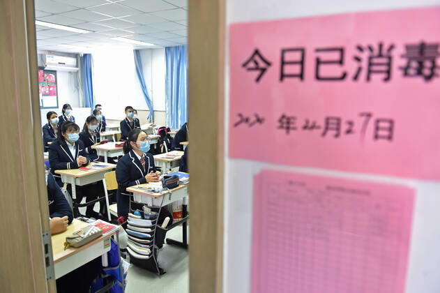 (200427) -- BEIJING, April 27, 2020 -- Students are in class at a classroom with notice showing the disinfection information at the entrance at Guangqumen Middle School in Beijing, capital of China, April 27, 2020. Senior high schools in Beijing on Monday restarted classes for seniors, who will take the national college entrance exam on July 7-10. ) CHINA-BEIJING-STUDENTS-BACK TO SCHOOL (CN) ChenxZhonghao 