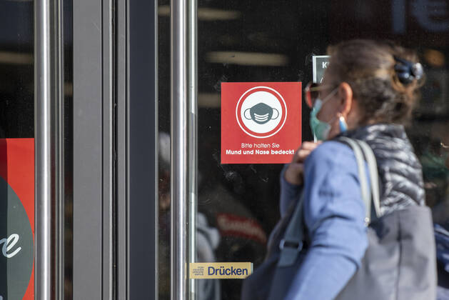 Wuerzburg, City, 27.04.2020, Coronavirus: Maskenpflicht in Bayern Bild: Viele Geschaefte weisen mit Plakaten auf die Maskenpflicht hin, im Bild der 1-Euro Shop, Beim Einkaufen und im öffentlichen Nahverkehr muessen die Menschen in Bayern ab sofort eine Mund-Nasen-Bedeckung tragen, auch bei Kindern ab 7 Jahren besteht Maskenpflicht Copyright: HMBxMedia xHeikoxBecker
