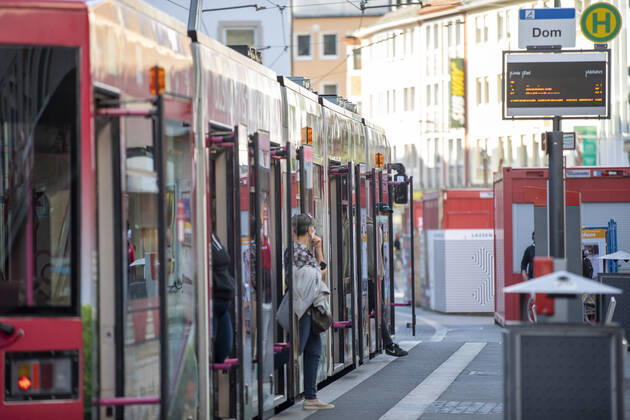Wuerzburg, City, 27.04.2020, Coronavirus: Maskenpflicht in Bayern Bild: Beim Einkaufen und im öffentlichen Nahverkehr muessen die Menschen in Bayern ab sofort eine Mund-Nasen-Bedeckung tragen, auch bei Kindern ab 7 Jahren besteht Maskenpflicht Copyright: HMBxMedia xHeikoxBecker