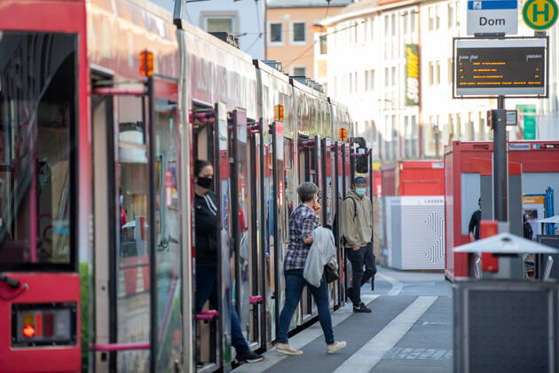 Wuerzburg, City, 27.04.2020, Coronavirus: Maskenpflicht in Bayern Bild: Beim Einkaufen und im öffentlichen Nahverkehr muessen die Menschen in Bayern ab sofort eine Mund-Nasen-Bedeckung tragen, auch bei Kindern ab 7 Jahren besteht Maskenpflicht Copyright: HMBxMedia xHeikoxBecker