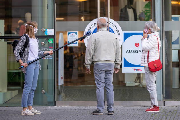 Wuerzburg, City, 27.04.2020, Coronavirus: Teiloeffnung der Wuerzburger Woehrl Filiale Bild: Eine TV Reporterin interviewt Personen vor der Oeffnung der Wuerzbuger Woehrl Filiale. Woehrl erreicht Teiloeffnung von Standorten über das Verwaltungsgericht, die VerkaufsflaÌˆchen muessen auf maximal 800 Quadratmetern begrenzt werden Copyright: HMBxMedia xHeikoxBecker