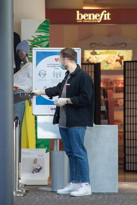 Wuerzburg, City, 27.04.2020, Coronavirus: Teiloeffnung der Wuerzburger Woehrl Filiale Bild: Woehrl erreicht Teiloeffnung von Standorten über das Verwaltungsgericht, die VerkaufsflaÌˆchen muessen auf maximal 800 Quadratmetern begrenzt werden Copyright: HMBxMedia xHeikoxBecker