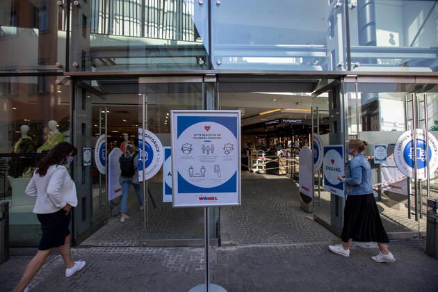 Wuerzburg, City, 27.04.2020, Coronavirus: Teiloeffnung der Wuerzburger Woehrl Filiale Bild: Gegen 10:00 Uhr oeffnete die Wuerzburger Woehrl Filiale Ihre Pforten, Woehrl erreicht Teiloeffnung von Standorten über das Verwaltungsgericht, die Verkaufsflaechen muessen auf maximal 800 Quadratmetern begrenzt werden Copyright: HMBxMedia xHeikoxBecker