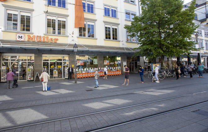 Wuerzburg, City, 27.04.2020, Coronavirus: Maskenpflicht in Bayern Bild: Grosser Andrang bei Mueller, um die Abstandsreglung einzuhalten muessen Kunden vorm Laden warten, Beim Einkaufen und im öffentlichen Nahverkehr muessen die Menschen in Bayern ab sofort eine Mund-Nasen-Bedeckung tragen, auch bei Kindern ab 7 Jahren besteht Maskenpflicht Copyright: HMBxMedia xHeikoxBecker