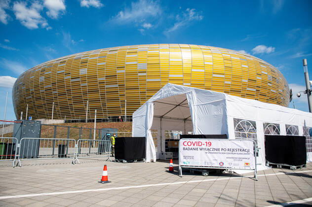 News Bilder des Tages April 27, 2020, Gdansk, Poland: Covid-19 drive thru tent seen near the Energa Stadium in Gdansk. .The covid-19 drive thru testing center was opened in Gdansk on April 27. Tests are taken after prior registration. Patients without getting out of the car may be tested for coronavirus. Gdansk Poland - ZUMAs227 20200427_zip_s227_010 Copyright: xMateuszxSlodkowskix