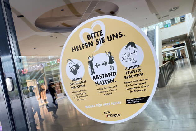 Lockerungen und Maskenpflicht in der Coronavirus Pandemie: Geschaefte in Bayern oeffnen am 27.April wieder. Ein Schild weist auf das Tragen von Mund Nasenschutz hin.Maskenpflicht. Hygienregeln. Eingang,
