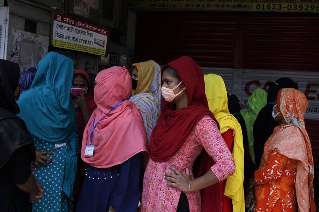 April 27, 2020, Dhaka, Bangladesh: Garment workers gather to join their work in front of a factory near the Banani area during the national-wide lockdown in Dhaka. Dhaka Bangladesh - ZUMAh143 20200427_zap_h143_002 Copyright: xMDxMehedixHasanx