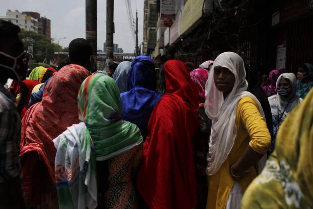 April 27, 2020, Dhaka, Bangladesh: Garment workers gather to join their work in front of a factory near the Banani area during the national-wide lockdown in Dhaka. Dhaka Bangladesh - ZUMAh143 20200427_zap_h143_003 Copyright: xMDxMehedixHasanx