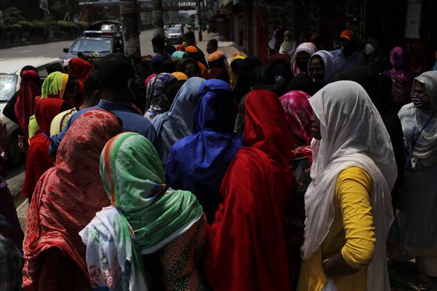 April 27, 2020, Dhaka, Bangladesh: Garment workers gather to join their work in front of a factory near the Banani area during the national-wide lockdown in Dhaka. Dhaka Bangladesh - ZUMAh143 20200427_zap_h143_004 Copyright: xMDxMehedixHasanx