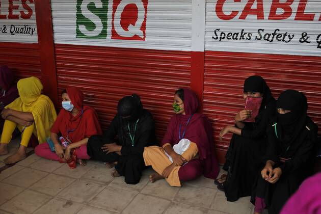April 27, 2020, Dhaka, Bangladesh: Garment workers gather to join their work in front of a factory near the Banani area during the national-wide lockdown in Dhaka. Dhaka Bangladesh - ZUMAh143 20200427_zap_h143_006 Copyright: xMDxMehedixHasanx
