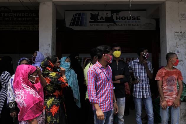 April 27, 2020, Dhaka, Bangladesh: Garment workers gather to join their work in front of a factory near the Banani area during the national-wide lockdown in Dhaka. Dhaka Bangladesh - ZUMAh143 20200427_zap_h143_007 Copyright: xMDxMehedixHasanx