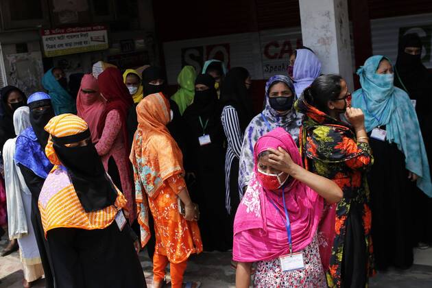 April 27, 2020, Dhaka, Bangladesh: Garment workers gather to join their work in front of a factory near the Banani area during the national-wide lockdown in Dhaka. Dhaka Bangladesh - ZUMAh143 20200427_zap_h143_008 Copyright: xMDxMehedixHasanx