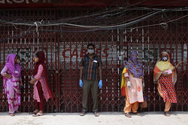 April 27, 2020, Dhaka, Bangladesh: Garment workers gather to join their work in front of a factory near the Banani area during the national-wide lockdown in Dhaka. Dhaka Bangladesh - ZUMAh143 20200427_zap_h143_009 Copyright: xMDxMehedixHasanx