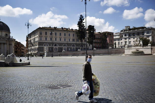 April 27, 2020, Roma, Roma, Italy: Daily life in the streets of Roma during the Covid-19 outbreak..The Italian prime minister Giuseppe Conte has announced the Ã¢â‚¬oeFase 2Ã¢â‚¬Â (second fase) from the 4th of May..All the city, as all the whole country, is under quarantine and the movement are restricted to the necessary. .The streets of the city are empty and controled by the amry. Roma Italy - ZUMAt147 20200427_zip_t147_006 Copyright: xMatteoxTrevisanx