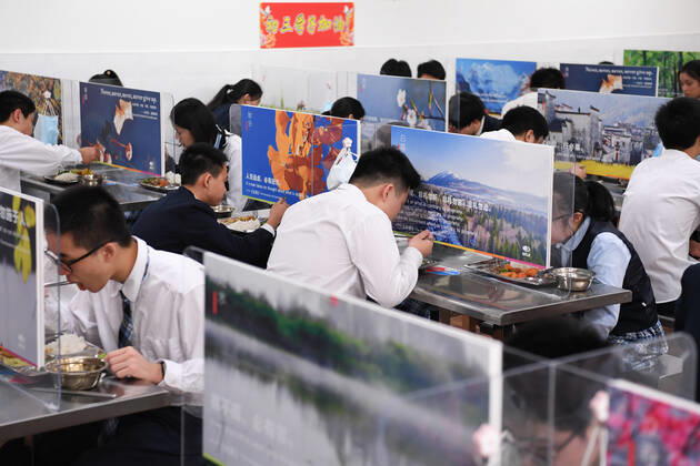 (200427) -- SHENZHEN, April 27, 2020 -- Students of grade 9 have lunch in the dining hall of Shenzhen Foreign Languages School in Shenzhen, south China s Guangdong Province, April 27, 2020. Students in graduating classes of Shenzhen s junior and senior high schools returned to school on Monday as the novel coronavirus epidemic continued to ebb away across the country. ) CHINA-SHENZHEN-COVID-19-SCHOOL-GRADUATING CLASSES-RESUMPTION (CN) LiangxXu 