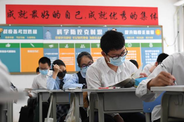 (200427) -- SHENZHEN, April 27, 2020 -- Students of grade 9 study at Shenzhen Foreign Languages School in Shenzhen, south China s Guangdong Province, April 27, 2020. Students in graduating classes of Shenzhen s junior and senior high schools returned to school on Monday as the novel coronavirus epidemic continued to ebb away across the country. ) CHINA-SHENZHEN-COVID-19-SCHOOL-GRADUATING CLASSES-RESUMPTION (CN) LiangxXu 