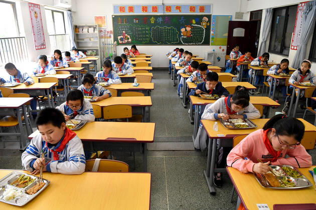 (200427) -- XI AN, April 27, 2020 -- Students have lunch at Shaanxi Normal University Jinyuan Primary School in Xi an, northwest China s Shaanxi Province, April 27, 2020. Primary school students in grades 4 to 6 in Xi an returned to school on Monday. ) CHINA-SHAANXI-XI AN-STUDENTS-BACK TO SCHOOL (CN) LiuxXiao 