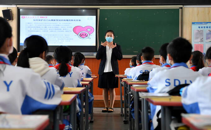 (200427) -- XI AN, April 27, 2020 -- A teacher introduces knowledge on epidemic prevention and control to students at a class in Shaanxi Normal University Jinyuan Primary School in Xi an, northwest China s Shaanxi Province, April 27, 2020. Primary school students in grades 4 to 6 in Xi an returned to school on Monday. ) CHINA-SHAANXI-XI AN-STUDENTS-BACK TO SCHOOL (CN) LiuxXiao 