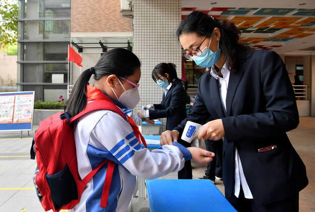 News Bilder des Tages (200427) -- XI AN, April 27, 2020 -- A student gets her body temperature measured before entering Shaanxi Normal University Jinyuan Primary School in Xi an, northwest China s Shaanxi Province, April 27, 2020. Primary school students in grades 4 to 6 in Xi an returned to school on Monday. ) CHINA-SHAANXI-XI AN-STUDENTS-BACK TO SCHOOL (CN) LiuxXiao 