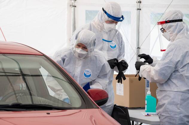 News Bilder des Tages Drive & Go-Thru mobile tent for testing for the coronavirus at the Energa Arena in Gdansk Drive & Go-Thru mobile tent for testing for the coronavirus at the Energa Arena on April 27, 2020 in Gdansk, Poland EN_01426457_0035 
