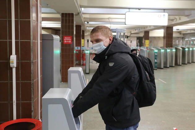 MOSCOW, RUSSIA - APRIL 27, 2020: A commuter in a face mask uses a contactless hand sanitiser machine at the entrance to a deserted Komsomolskaya Station of the Moscow Underground (metro), during the pandemic of the novel coronavirus disease (COVID-19). Since 30 March, Moscow has been on lockdown. On 13 April 2020, the Moscow government introduced a digital permit system aimed at further restricting movement. Under the scheme, which became mandatory on 15 April, people need to apply for permits to travel on a vehicle or public transport around the city. As of 27 April 2020, Russia has reported more than 87,300 confirmed cases of the novel coronavirus infection, with more than 45,300 confirmed cases in Moscow. Vladimir Gerdo TASS  TS0D7326