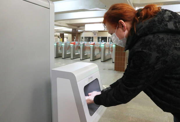 News Bilder des Tages MOSCOW, RUSSIA - APRIL 27, 2020: A commuter in a face mask uses a contactless hand sanitiser machine at the entrance to a deserted Komsomolskaya Station of the Moscow Underground (metro), during the pandemic of the novel coronavirus disease (COVID-19). Since 30 March, Moscow has been on lockdown. On 13 April 2020, the Moscow government introduced a digital permit system aimed at further restricting movement. Under the scheme, which became mandatory on 15 April, people need to apply for permits to travel on a vehicle or public transport around the city. As of 27 April 2020, Russia has reported more than 87,300 confirmed cases of the novel coronavirus infection, with more than 45,300 confirmed cases in Moscow. Vladimir Gerdo TASS  TS0D7347