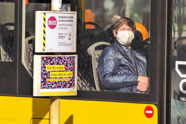 27.04.2020,Berlin,Deutschland,GER, die Stadt in Zeiten der Corona Pandemie. Ab Montag, 27. April 2020, müssen Fahrgäste in öffentlichen Verkehrsmitteln im VBB-Gebiet, also auch in den Bussen und Bahnen der BVG, eine Mund-Nasen-Bedeckung tragen.Foto: Eine Frau in einen Bus der BVG.