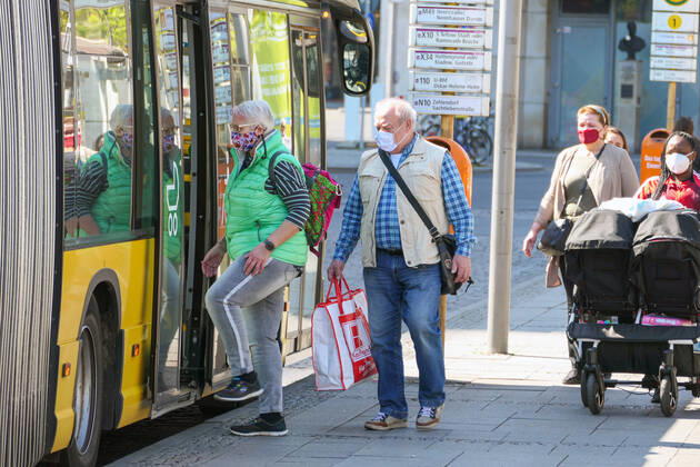 27.04.2020,Berlin,Deutschland,GER, die Stadt in Zeiten der Corona Pandemie. Ab Montag, 27. April 2020, müssen Fahrgäste in öffentlichen Verkehrsmitteln im VBB-Gebiet, also auch in den Bussen und Bahnen der BVG, eine Mund-Nasen-Bedeckung tragen. Foto: Fahrgäste am Hardenbergplatz.
