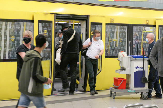 i27.04.2020,Berlin,Deutschland,GER, die Stadt in Zeiten der Corona Pandemie. Ab Montag, 27. April 2020, müssen Fahrgäste in öffentlichen Verkehrsmitteln im VBB-Gebiet, also auch in den Bussen und Bahnen der BVG, eine Mund-Nasen-Bedeckung tragen. Foto: U-Bahnhof Turmstrasse