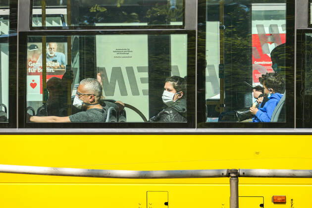 27.04.2020,Berlin,Deutschland,GER, die Stadt in Zeiten der Corona Pandemie. Ab Montag, 27. April 2020, müssen Fahrgäste in öffentlichen Verkehrsmitteln im VBB-Gebiet, also auch in den Bussen und Bahnen der BVG, eine Mund-Nasen-Bedeckung tragen.