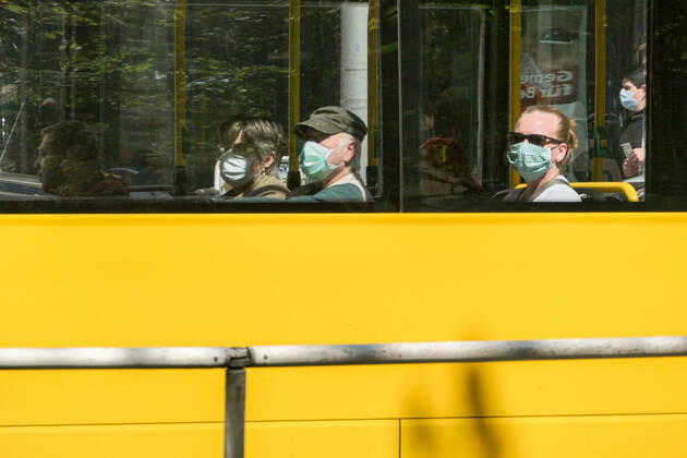 27.04.2020,Berlin,Deutschland,GER, die Stadt in Zeiten der Corona Pandemie. Ab Montag, 27. April 2020, müssen Fahrgäste in öffentlichen Verkehrsmitteln im VBB-Gebiet, also auch in den Bussen und Bahnen der BVG, eine Mund-Nasen-Bedeckung tragen.