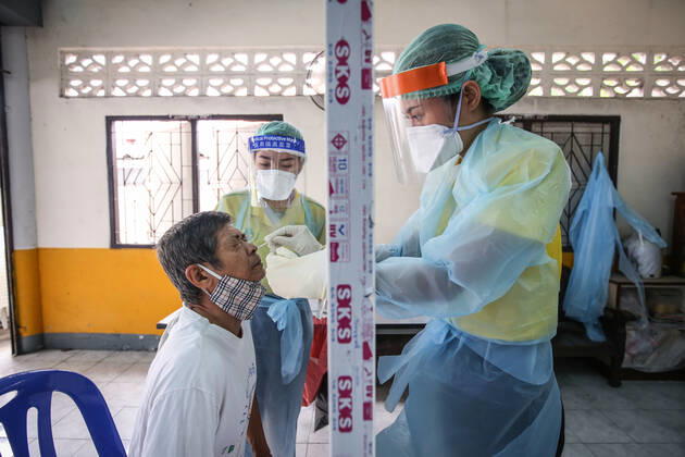 News Bilder des Tages April 27, 2020, Bangkok, Thailand: Medical health workers at Mongkutwattana General Hospital wear protective gears as a precaution while screening a patient suspected to be infected with the covid-19 Coronavirus during lab examination..Coronavirus disease (COVID-19) is an infectious disease caused by a newly discovered coronavirus. the virus that causes COVID-19 is mainly transmitted through droplets generated when an infected person coughs, sneezes, or exhales, these droplets are too heavy to hang in the air, and quickly fall on floors or surfaces. Bangkok Thailand - ZUMAs197 20200427_zaa_s197_022 Copyright: xPrawetxPuengsawangpholx