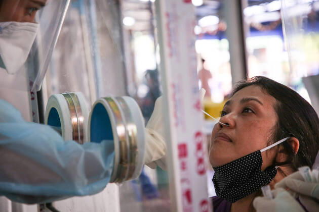 April 27, 2020, Bangkok, Thailand: A medical health worker at Mongkutwattana General Hospital wears a protective gear as a precaution while screening a patient suspected to be infected with the covid-19 Coronavirus during lab examination..Coronavirus disease (COVID-19) is an infectious disease caused by a newly discovered coronavirus. the virus that causes COVID-19 is mainly transmitted through droplets generated when an infected person coughs, sneezes, or exhales, these droplets are too heavy to hang in the air, and quickly fall on floors or surfaces. Bangkok Thailand - ZUMAs197 20200427_zaa_s197_025 Copyright: xPrawetxPuengsawangpholx