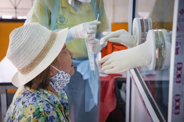 April 27, 2020, Bangkok, Thailand: A medical health worker at Mongkutwattana General Hospital wears a protective gear as a precaution while screening a patient suspected to be infected with the covid-19 Coronavirus during lab examination..Coronavirus disease (COVID-19) is an infectious disease caused by a newly discovered coronavirus. the virus that causes COVID-19 is mainly transmitted through droplets generated when an infected person coughs, sneezes, or exhales, these droplets are too heavy to hang in the air, and quickly fall on floors or surfaces. Bangkok Thailand - ZUMAs197 20200427_zaa_s197_030 Copyright: xPrawetxPuengsawangpholx