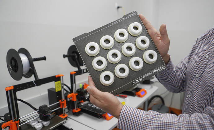 Production of face shields and face masks with 3D printer in Rzeszow Production of face shields and face masks with 3D printer in one of the public schools on April 27, 2020 in Rzeszow, Poland EN_01426474_0001 