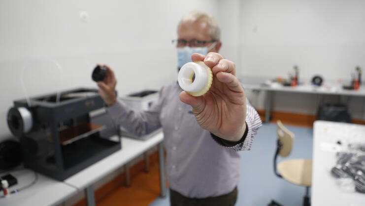 Production of face shields and face masks with 3D printer in Rzeszow Production of face shields and face masks with 3D printer in one of the public schools on April 27, 2020 in Rzeszow, Poland EN_01426474_0005 