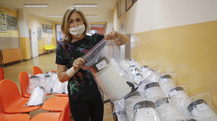 Production of face shields and face masks with 3D printer in Rzeszow Production of face shields and face masks with 3D printer in one of the public schools on April 27, 2020 in Rzeszow, Poland EN_01426474_0007 