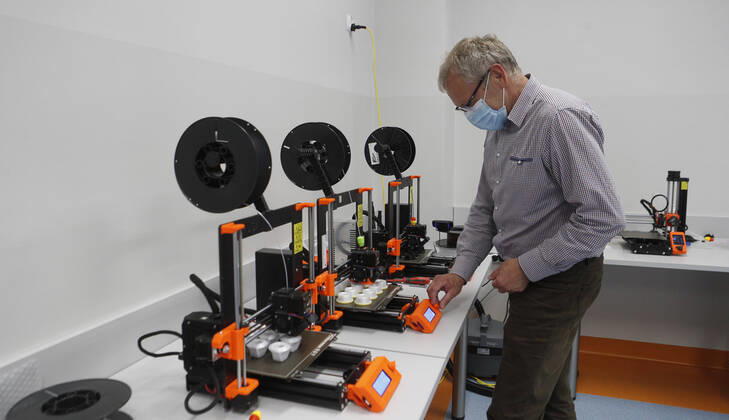Production of face shields and face masks with 3D printer in Rzeszow Production of face shields and face masks with 3D printer in one of the public schools on April 27, 2020 in Rzeszow, Poland EN_01426474_0008 