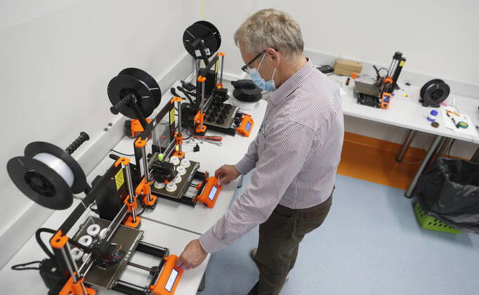 Production of face shields and face masks with 3D printer in Rzeszow Production of face shields and face masks with 3D printer in one of the public schools on April 27, 2020 in Rzeszow, Poland EN_01426474_0009 