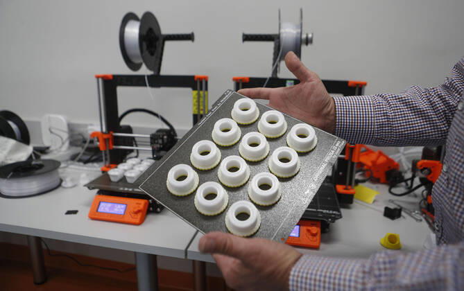 Production of face shields and face masks with 3D printer in Rzeszow Production of face shields and face masks with 3D printer in one of the public schools on April 27, 2020 in Rzeszow, Poland EN_01426474_0021 