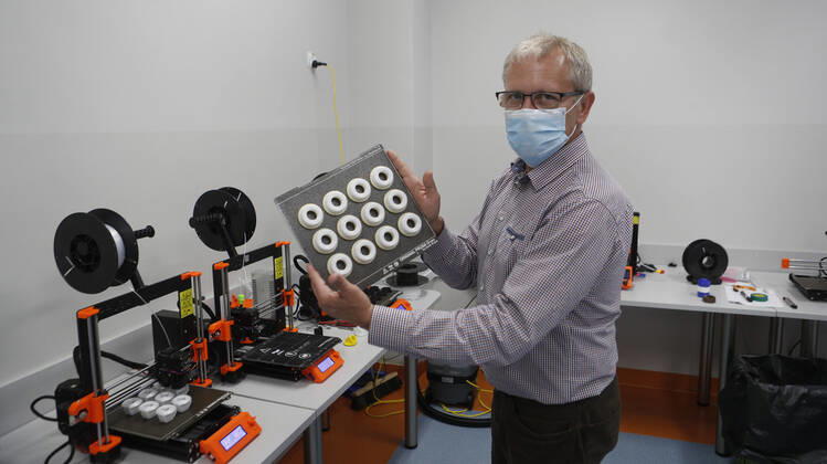 News Bilder des Tages Production of face shields and face masks with 3D printer in Rzeszow Production of face shields and face masks with 3D printer in one of the public schools on April 27, 2020 in Rzeszow, Poland EN_01426474_0022 