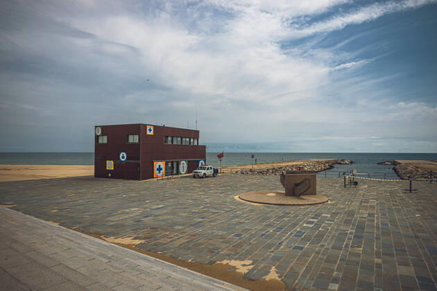 April 27, 2020, Barcelona, Catalonia, Spain: The deserted beach in Barcelona at day 43 of a nationwide lockdown due to the continuous spread of the corona virus. Spain registered some 300 new fatalities totaling a death toll close to 23500 so far. Barcelona Spain - ZUMAo105 20200427_zap_o105_015 Copyright: xMatthiasxOesterlex
