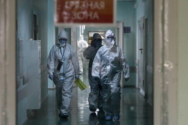 MOSCOW, RUSSIA - APRIL 27, 2020: Medical workers at the COVID-19 treatment facility at Pirogov City Clinical Hospital 1. The facility treats COVID-19 patients, patients with suspected coronavirus and patients with viral community-acquired pneumonia. Sergei Karpukhin TASS  TS0D7378