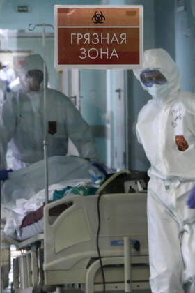 MOSCOW, RUSSIA - APRIL 27, 2020: Medical workers at the COVID-19 treatment facility at Pirogov City Clinical Hospital 1. The facility treats COVID-19 patients, patients with suspected coronavirus and patients with viral community-acquired pneumonia. Sergei Karpukhin TASS  TS0D7379