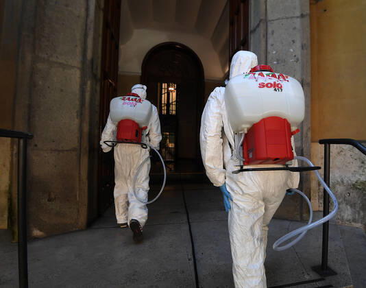 (200427) -- ROME, April 27, 2020 (Xinhua) -- Staff of a disinfection company walk into a residential building to carry out disinfection amid the coronavirus pandemic in Rome, Italy, April 27, 2020. (Photo by Alberto Lingria Xinhua) ITALY-ROME-COVID-19-DISINFECTION 