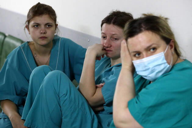 News Themen der Woche KW18 News Bilder des Tages MOSCOW, RUSSIA - APRIL 27, 2020: Medical workers during a shift change at the COVID-19 treatment facility at Pirogov City Clinical Hospital 1. The facility treats COVID-19 patients, patients with suspected coronavirus and patients with viral community-acquired pneumonia. Sergei Karpukhin TASS  TS0D73A2